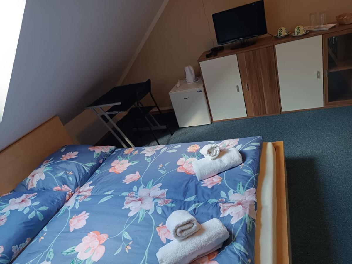 Restaurace A Penzion U Lesa Havířov Exteriör bild